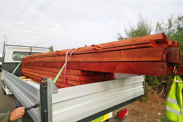 Előkezelt faanyag szállítása